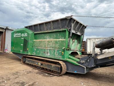 McCloskey ES-250 tracked shredder