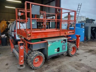 SKY JACK SCISSOR LIFT