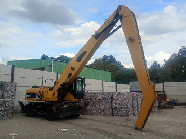 CAT 325 Materials Handler