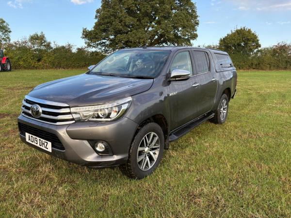 TOYOTA HILUX INVINCIBLE